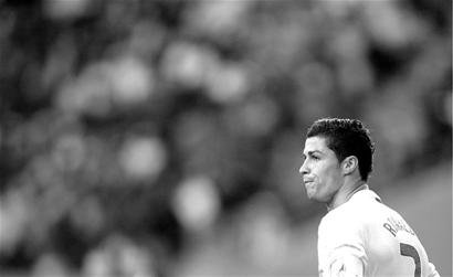 图片报：因两名前锋状态差，多特考虑冬窗签维罗纳前锋焦瓦内