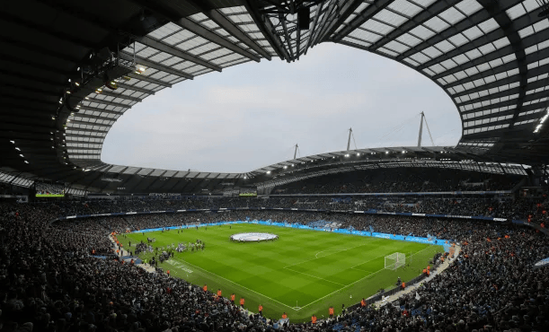 斯洛特两度弃用萨拉赫收奇效，利物浦四场不败迎欧冠胜利（斯洛特两度雪藏萨拉赫见奇效，利物浦四战不败斩获欧冠胜利）