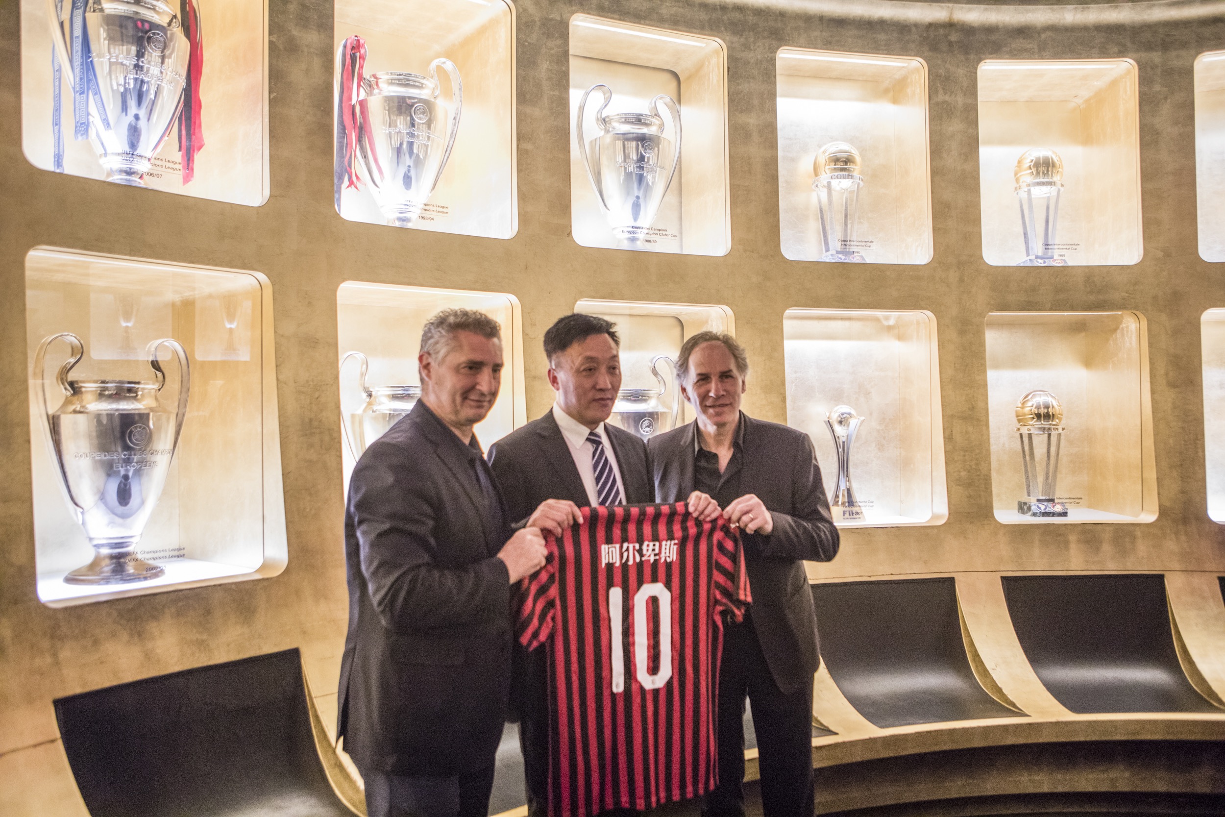 那不勒斯1-1爆冷，亚特兰大4-0大胜三连胜，拜仁客场险胜只赢一个