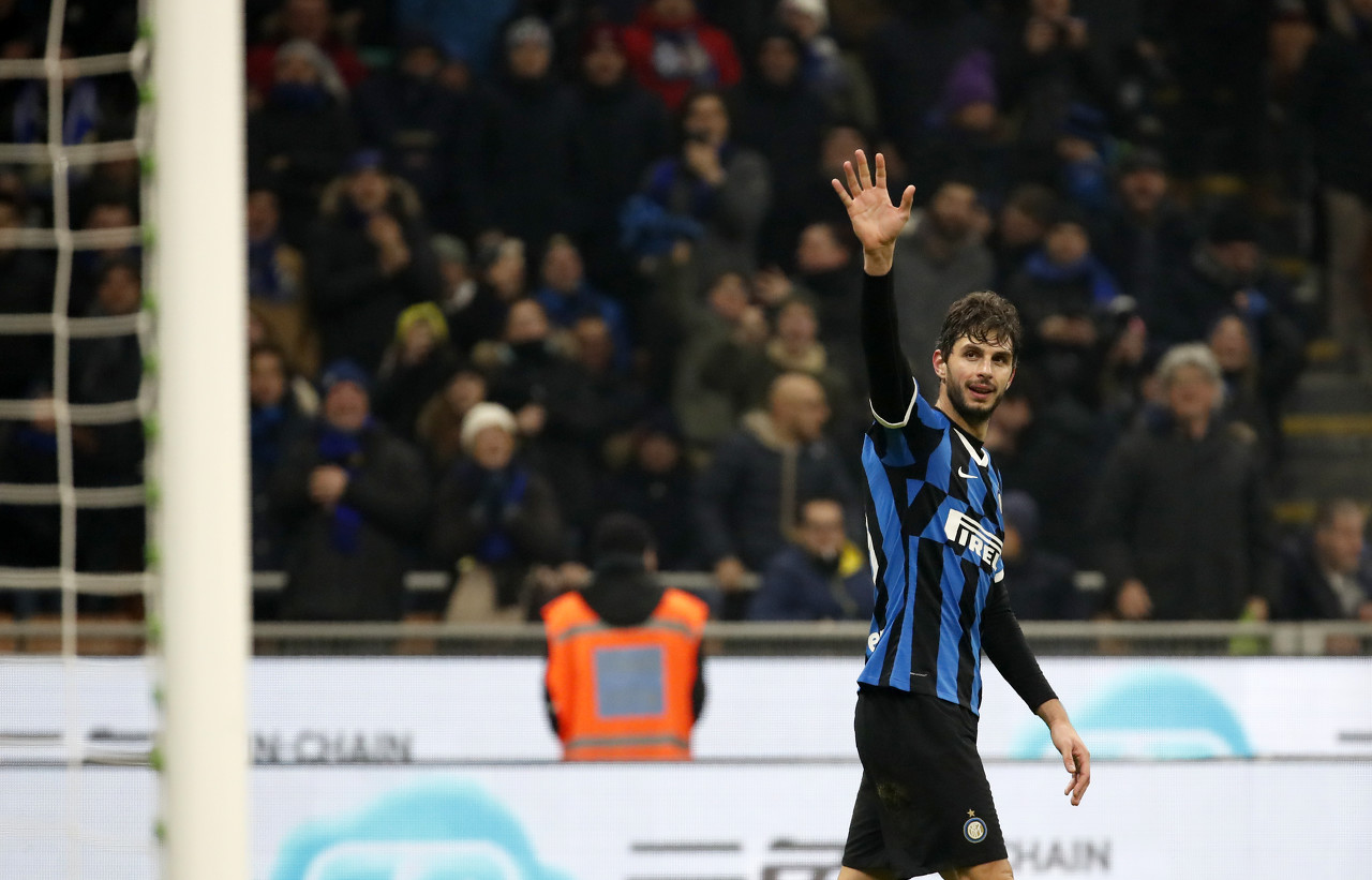 每体：部分法兰克福球迷在诺坎普闹事，向巴萨球迷投掷照明弹