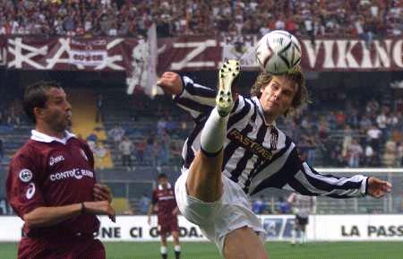 每体：孔德本赛季状态不佳，伊尼戈离队后巴萨防线表现不稳