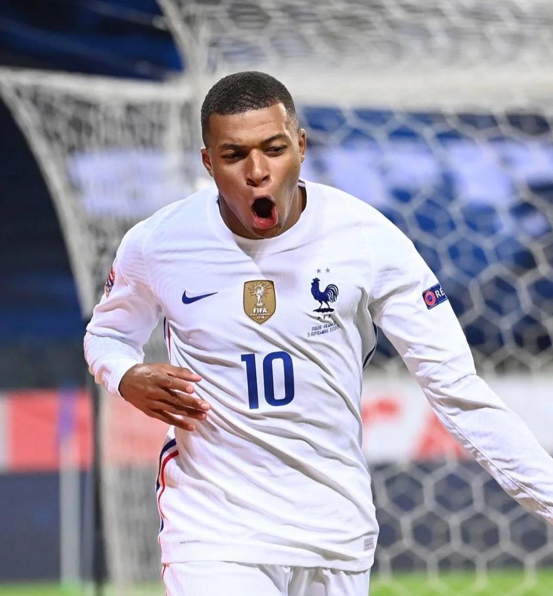 克瓦拉茨赫利亚双响炮率巴黎5-0大胜雷恩，重返争冠正轨