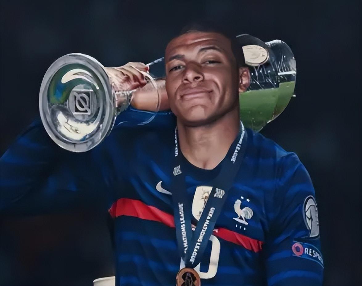 首圈，维斯塔潘起步良好抢到首位，皮亚斯特里挤进内线并过掉诺里斯上至第2，诺里斯第3。