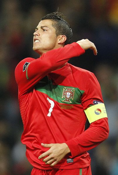 英超半场：西蒙斯蹬踹范戴克染红，十人热刺0-0利物浦（英超半场：西蒙斯蹬踏范戴克被罚下，十人热刺0-0利物浦）