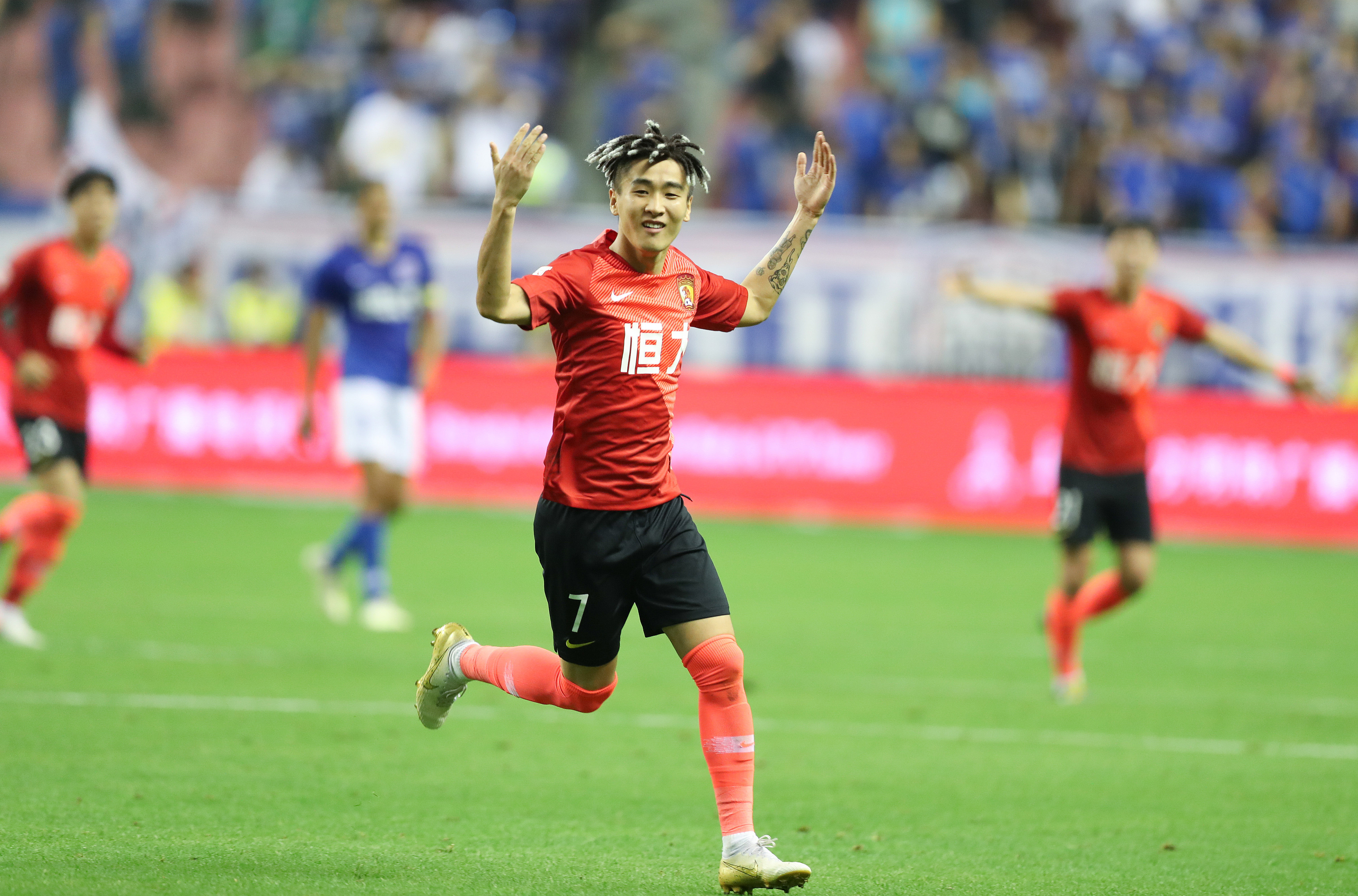 曼联1-1西汉姆联，拉齐奥1-0米兰，英超低谷期持续。（曼联1-1平西汉姆，拉齐奥1-0胜米兰，英超颓势未止）