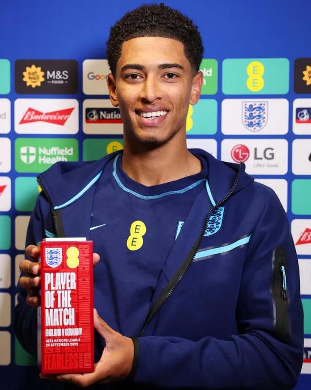 手腕骨折+肩部受伤，巴黎主席纳赛尔缠着绷带赴客场督战欧冠