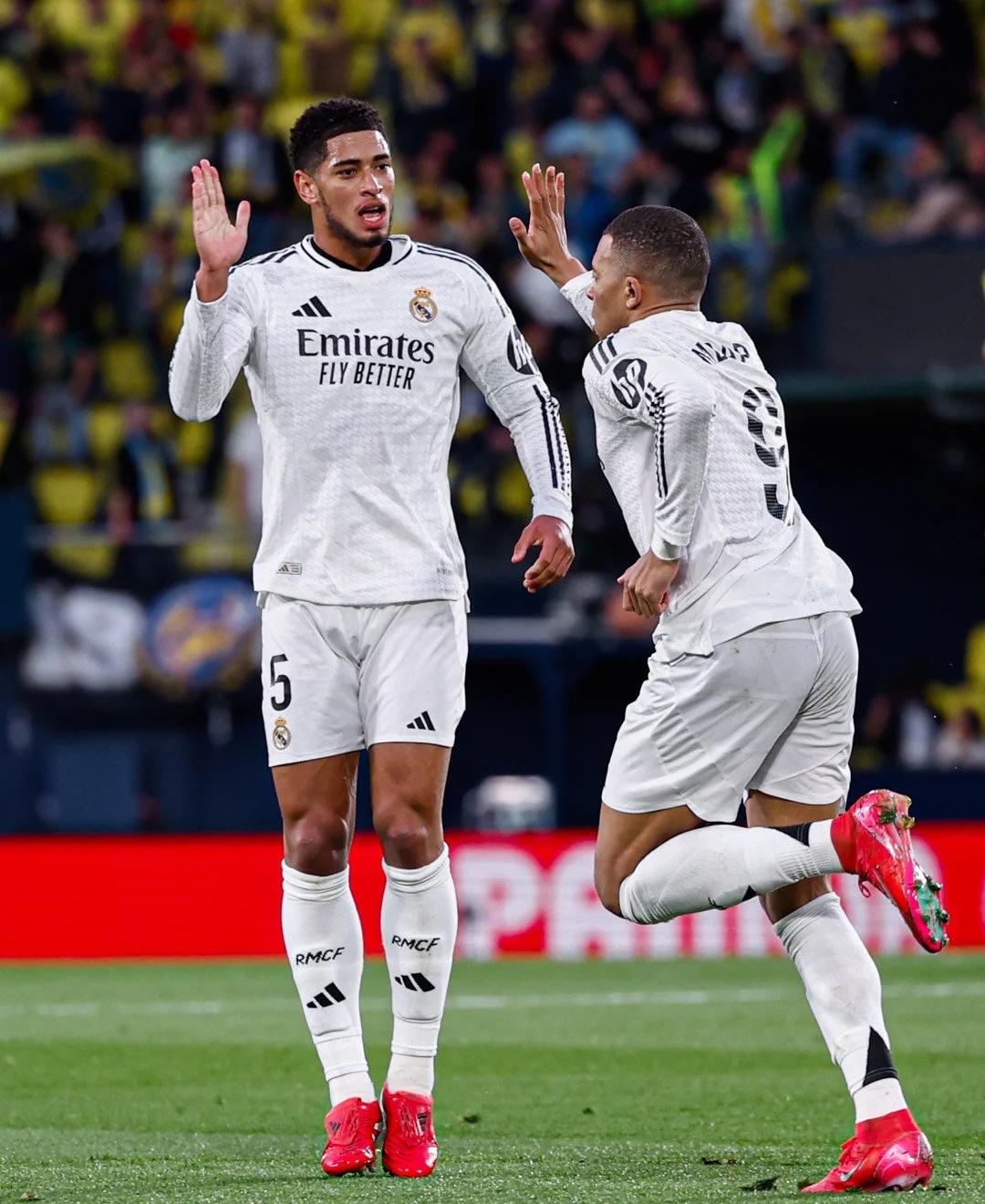 波兰对阵荷兰世预赛中，有球迷向场内投掷烟火迫使比赛被中断