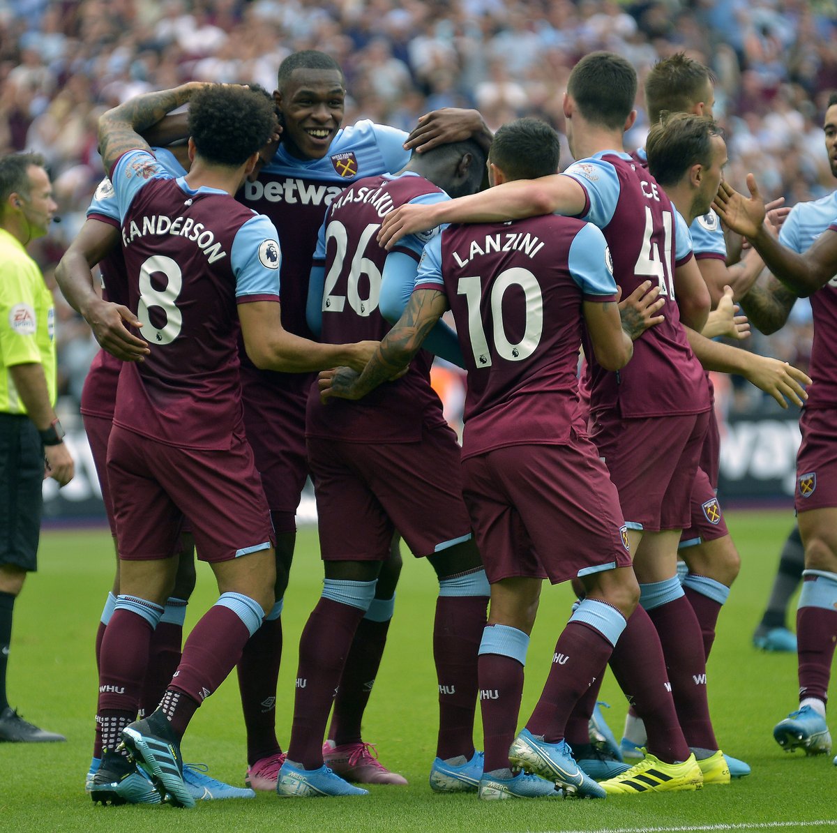 国内媒体：胖东来新店售卖梅西签名球衣，乔丹球衣售价13.8万（媒体称胖东来新店上架梅西签名球衣，乔丹球衣标价13.8万元）